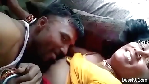 Today Exclusive- Desi Cpl Romance And Hubby Sucking Wife Boobs