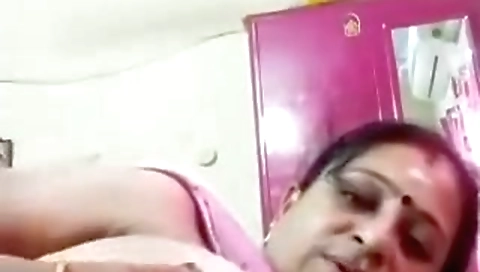 Today Exclusive- Sexy Mallu Aunty Shows Her Boobs