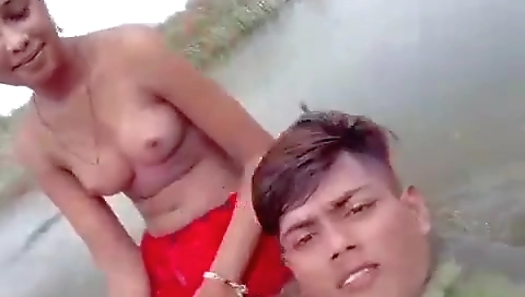 Dehati Lovers Enjoying Outdoor Bathing On Selfie Cam
