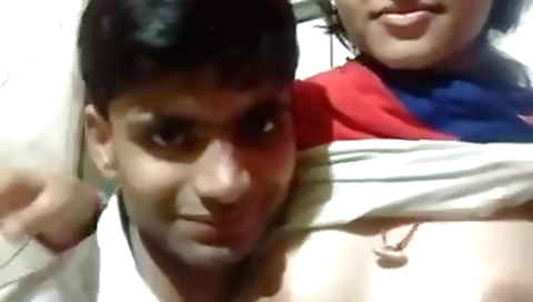 Amateur Desi teen 18+ Lovers Ki Kissing And Boob Sucking Video