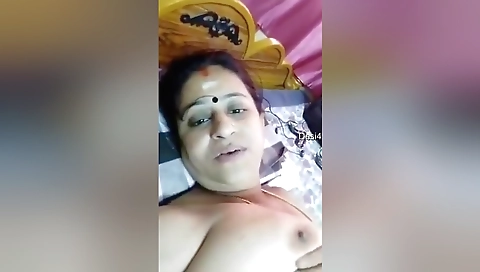 Today Exclusive- Sexy Mallu Aunty Shows Her Boobs