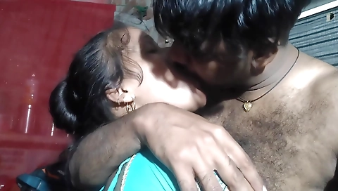 Desi Bhabhi Ki Kiss