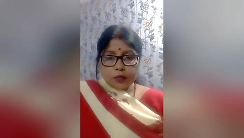 Today Exclusive -desi Bhabhi Shows Her Big Boobs