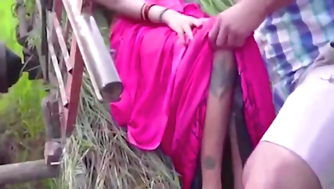 Horny Sexy Bhabhi Has Risky Outdoor Sex