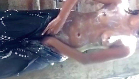 Sri Lankanoutdoor Bath මල්කි නන්ගි ටිරිප් එකක් ගිහින් කොල්ලට පෙන්න නානහැටි2