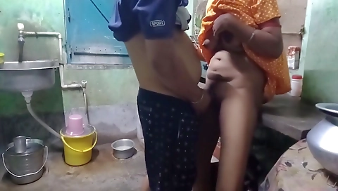 Indian Bengali Pinki Vabi Kitchen Pe Kam Kar Rahi Thi Or Davor Aakar Maje Se Choda Vabi Ko Or Lund Ka Pura Pani Chut Pe