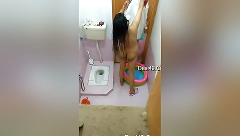 Today Exclusive- Hot Look Desi Girl Bathing Capture By