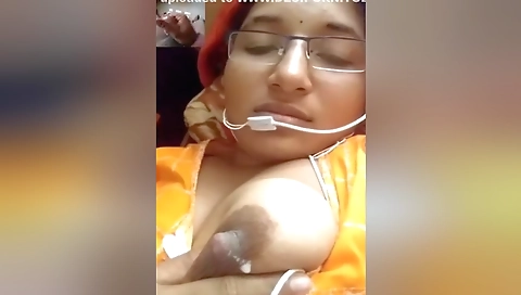 Sexy Bhabhi Shows Milky Boobs