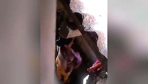 Desi Bhabhi Bathing Record In