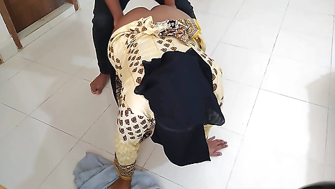 Punjab Muslim Hot Aunty Was Cleaning The House When Neighbor Guy Saw Her And Fucked - Desi Sex