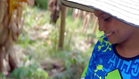 Wide Hips In Inocente Campesina Me Chupa Verga En El Bosque Hasta Tragarse Mi Leche A Cambio De Dinero 10 Min