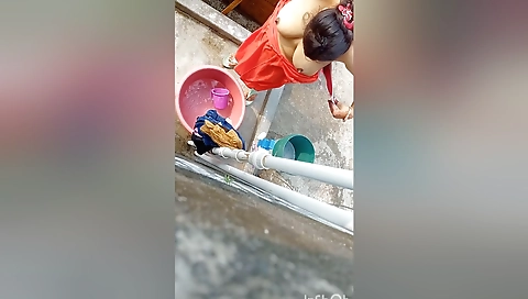 Desi Indian Bhabhi Bath Video