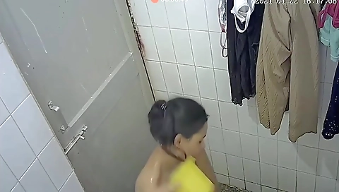 Today Exclusive- Cute Desi Girl Bathing
