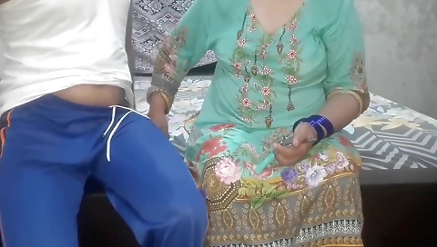 Desi Stepmom Ne First Time Stepson Ko Batya Ke Sex Kasa Karta He, Desi Stepmom And Indian Stepson Sex Video With Dirty Hindi Aud