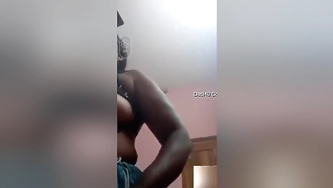 Today Exclusive-mature Bhabhi Showing Her Boobs On Video Call 1