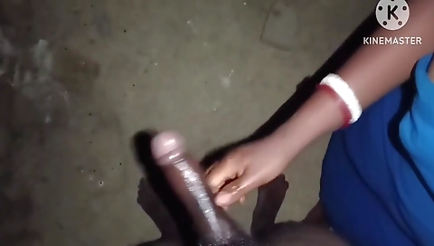 Pados Ki Bhabhi Ko Ghar Se Bahar Bula Kar Chudai Ki