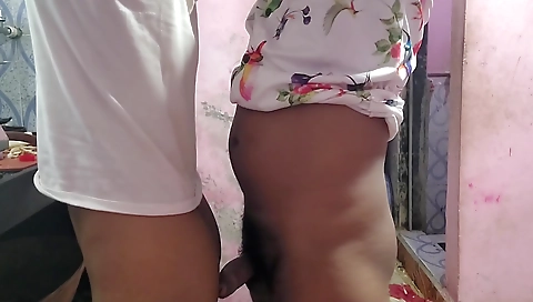 Desi Girl Khana Banate Banate Apane Yaar Ke Sath Chud Gahi