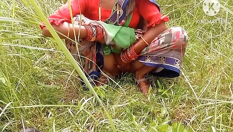 Gav Me Jakar Ladaki Ne Pon Se Jungal Me Apane Hi Yaar Ko Bulakar Chodayi Ke
