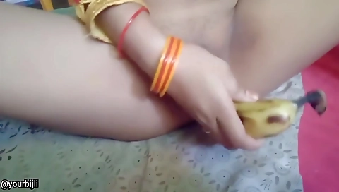Desi Bijli Ne Apni Chut Or Gaand Me Dala Mota Kela