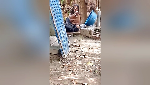 Today Exclusive-village Bhabhi Outdoor Bathing 3