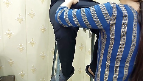 Indian Desi Bhabhi Desi Saara Seduces Electrician While He Was Repairing. Ass Ride And Pussy Fuck With Hindi