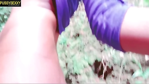 Outdoor Sex Forest එලියෙ ඉදන් චු ජුස් නාගෙන චුටි නංගි ගත්ත ආතල් - Sri Lankan