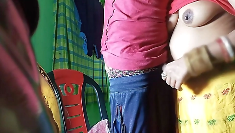 Bhabhi Ne Light Thik Karne Aaya Electrician Se Apny Pussy Ki Pyas Bhujayi