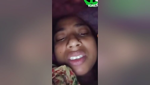 Today Exclusive-desi Chick Shows Her Boobs On Vc