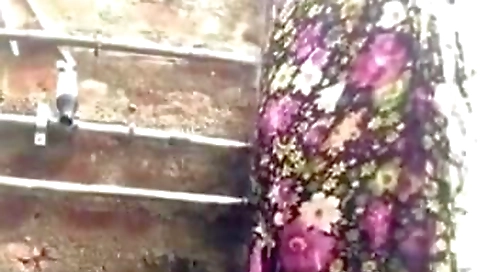 Outdoorbathඅල්ලපු ගෙදර නන්ගී එලෙයෙ ඉදන් නානවා එහා ගෙදර කොල්ලා ලී With Sri Lankan