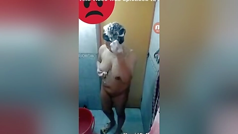 Today Exclusive- Cute Desi Girl Showing Her Bathing On Video Call