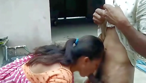 Soniya Bhabhi Pani Bharte Bharte Chudwane Lagi Apne Chote Daver Se