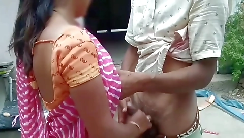 Soniya Bhabhi Pani Bharte Bharte Chudwane Lagi Apne Chote Daver Se