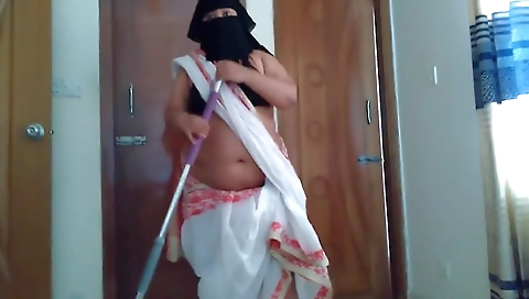 Saree Mein Sexy Naukrani Ko Dekh Kar Malik Ke Bete Ka Lund Khada Ho Jata Hai - Tamil Desi Hot Maid Fucks Owners Step son