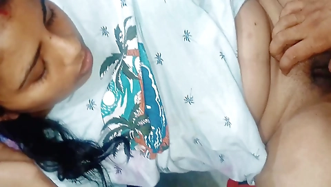 Desi Bhabhi Ki Chut Me Finger Kar Pani Nikala, Pani Nikala 3 Times In A Row