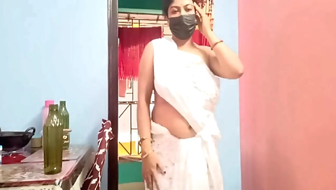 Indian Stepmom Saree Shows Hairy Pussy, Big Boobs Aunty Seduces In Desi Style With Big Pussy