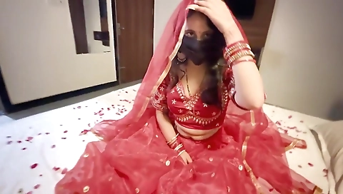 Village Bhabhi In Suhagraat Ka Thofa - Pehla Raat Mein Dulhan Ki Gand Mari Jordaar Anal Desi