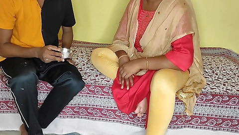 Padosi Ne Dudh Mang Ke Aunty Ka Hi Dudh Nikal Diya Or Chud Diye
