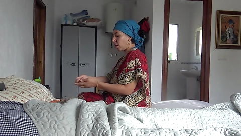 52 Yasındaki Temizlikcim Otel Odasında 25 Liraya Buyuk Pipimi Emiyor