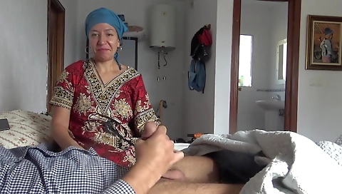 52 Yasındaki Temizlikcim Otel Odasında 25 Liraya Buyuk Pipimi Emiyor