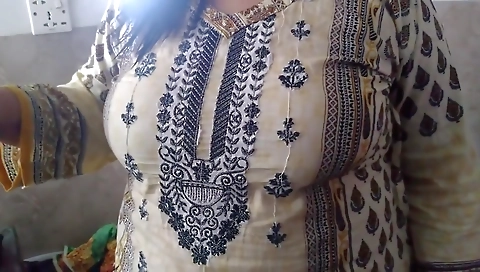 Devar Bhabhi In Desi Bhabhi Khana Bana Rahi The Tabhi Devar Piche Se Aya Aur Uski Chudai Kar De - Bhabhi Fucked In Kitchen While Cooking