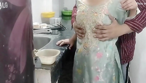 Cute Ko Paise Dekar Hotel Me Le Jakar Jabar Doodh Daba Kar Pela