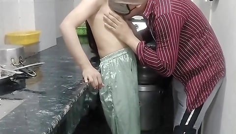 Cute Ko Paise Dekar Hotel Me Le Jakar Jabar Doodh Daba Kar Pela