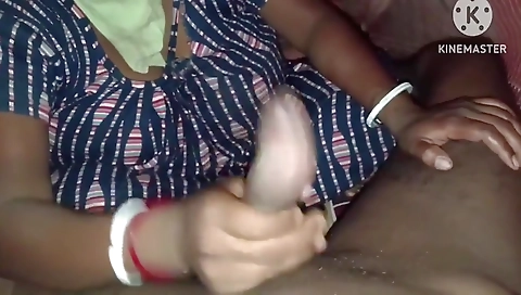 Desi Bhabhi Ko Land Mein Tel Laga Kar Chudai Ki