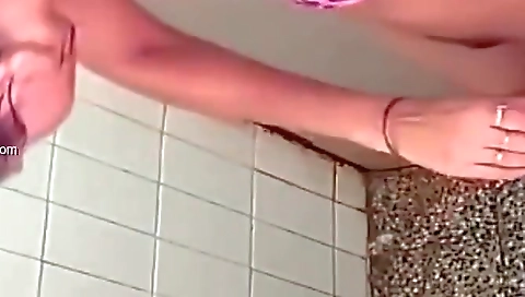 Today Exclusive- Cute Desi Girl Bathing