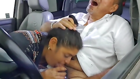 Aly Le Da Una Mamada Ensalivada En El Carro, Es Mejor Chupando Verga!