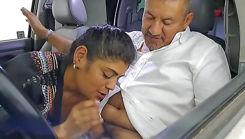 Aly Le Da Una Mamada Ensalivada En El Carro, Es Mejor Chupando Verga!