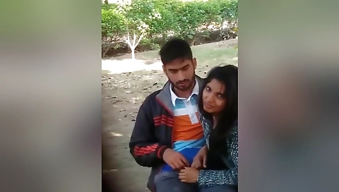 Exclusive- Hot Look Desi Girl Blowjob In Park