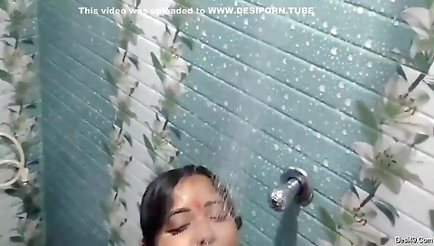 Today Exclusive- Sexy Desi Bhabhi Bathing 1