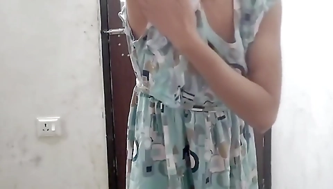 Desi Aunty Ko Saman Dene Ke Bahane Pel Diya Hai