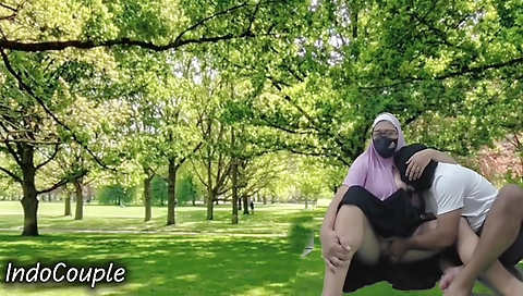 Pasutri Indo In Rekaman Seks Lagi Asik Nyepong Kontol Pasangan Berhijab Di Taman Umum
